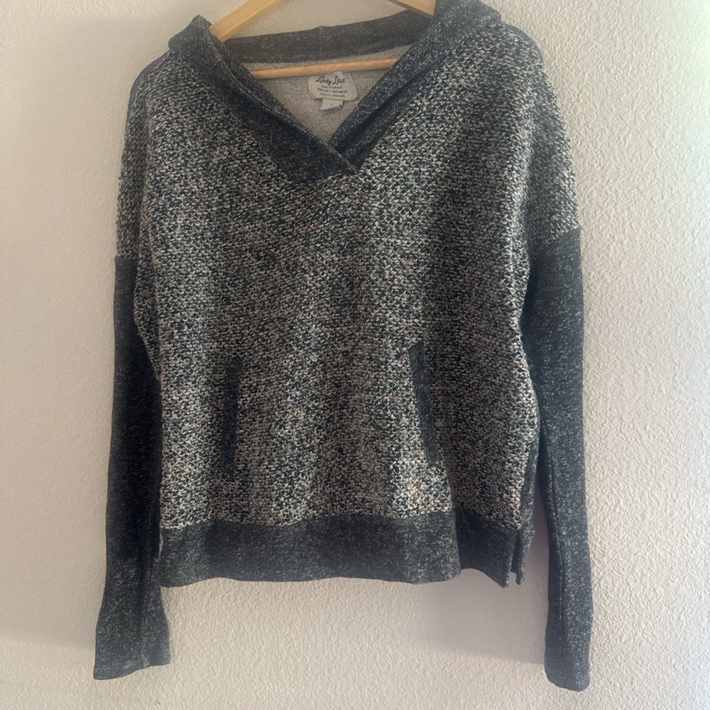 Lucky Lotus V-Neck Hooded Pullover in Black and Gray - Size Large